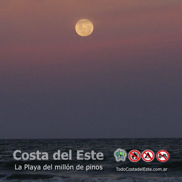 la luna sobre el mar en La Costa