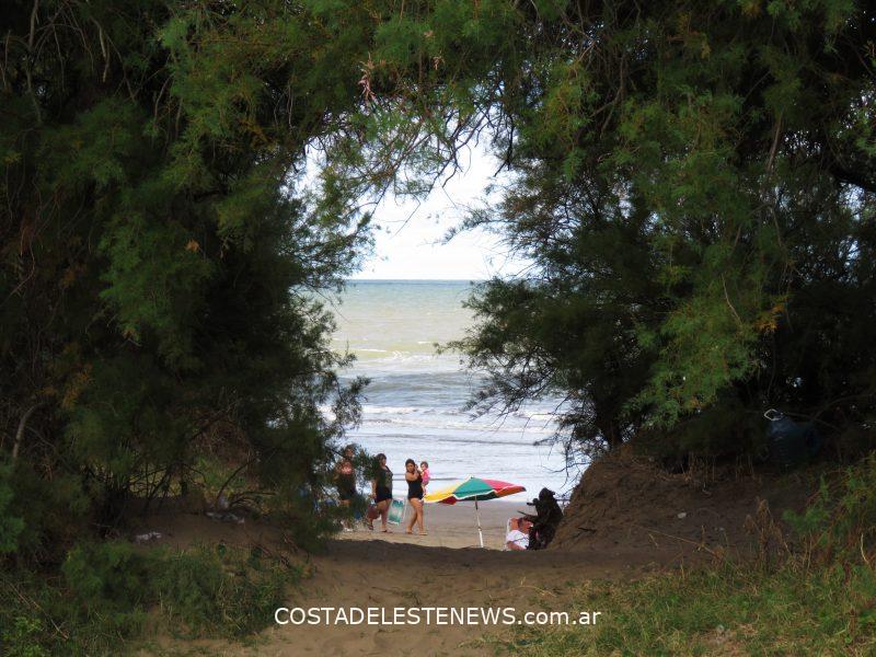 Bajada a la playa frente al mar