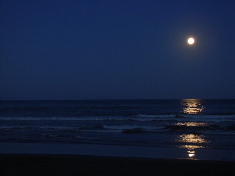 La luna sobre el mar