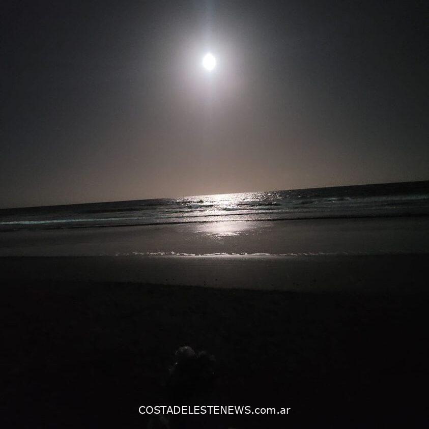 La luna sobre el mar. Foto de Emanuel Musero